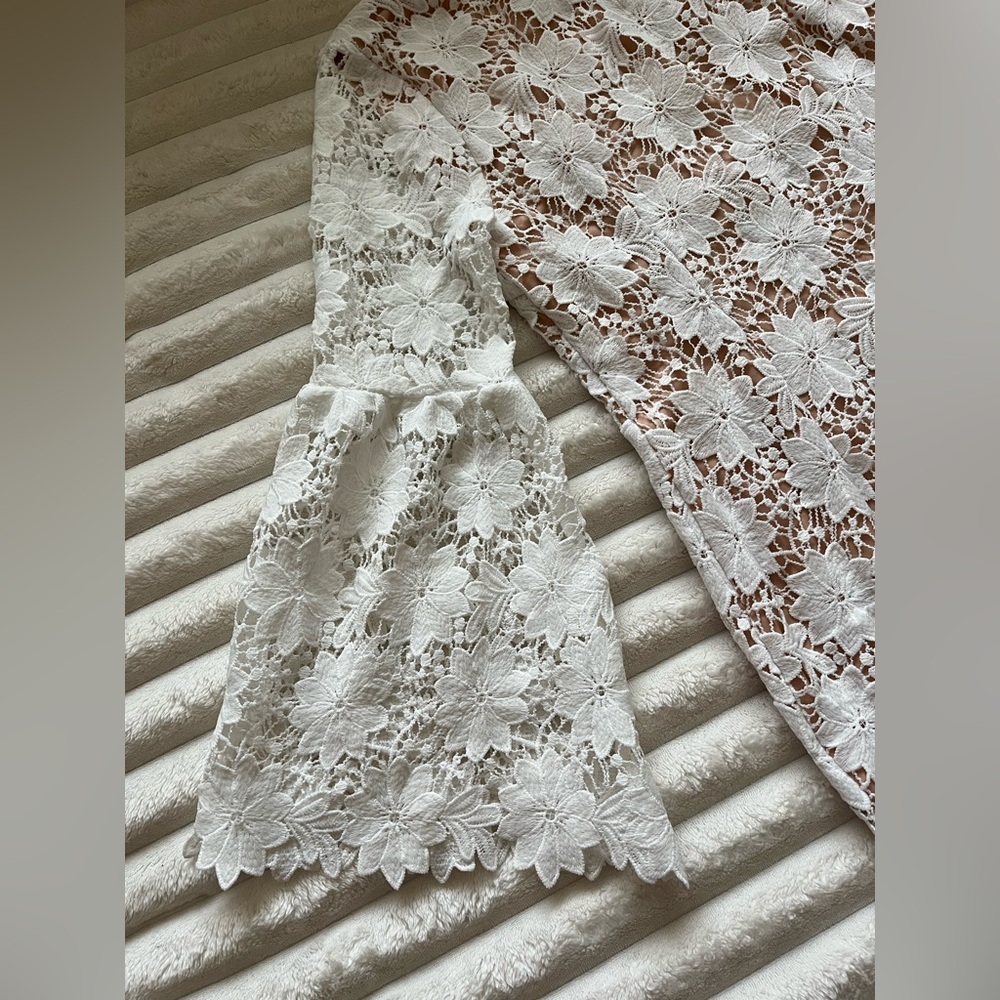 NWOT Bell Sleeve Floral Lace Body Con One-Shoulder Dress! - Picture 6 of 10